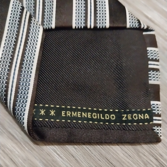 Ermenegildo Zegna 100% Silk Brown White Striped Necktie - Picture 3 of 3